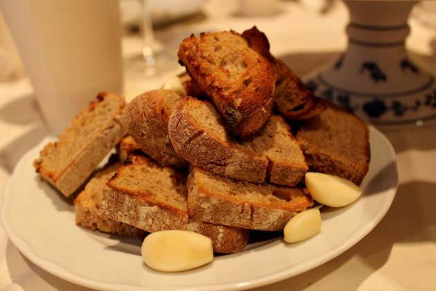 stůl - tatarák - chléb