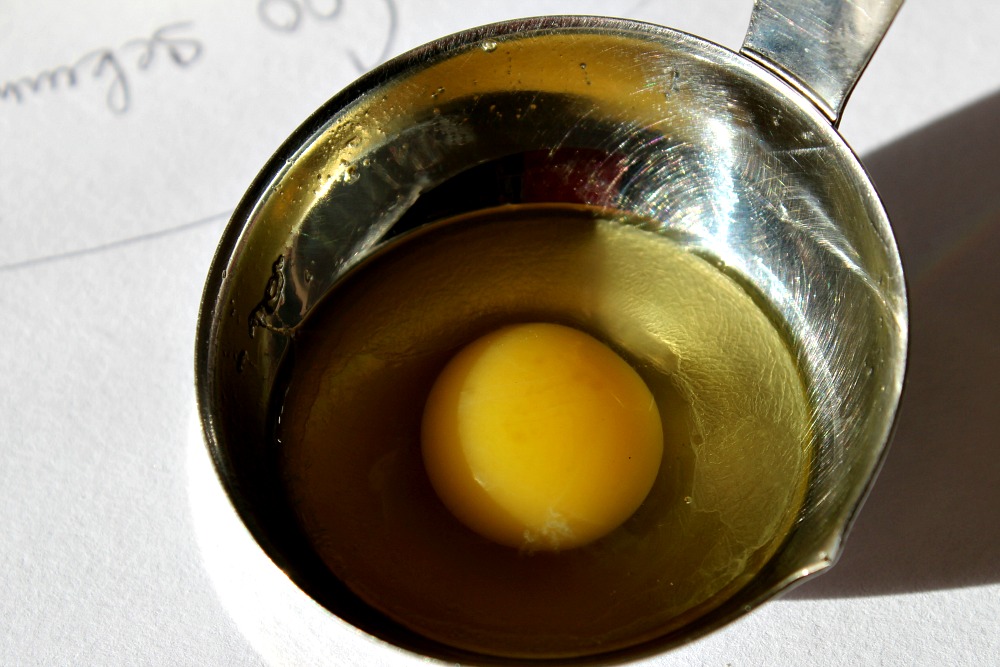 křepelčí vejce v naběračce